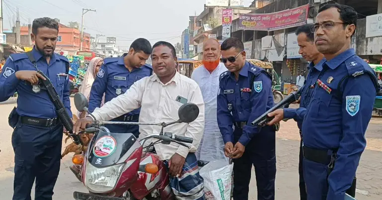 বন্দর এলাকার গুরুত্বপূর্ণ মোড়গুলোতে চেকপোস্ট বসিয়ে তল্লাশি করেছে হাকিমপুর থানা পুলিশ